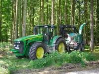 Waldarbeiten mit dem Traktor